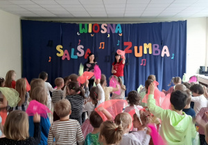 Dwie nauczycielki pokazują układ choreograficzny do zabawy tanecznej
