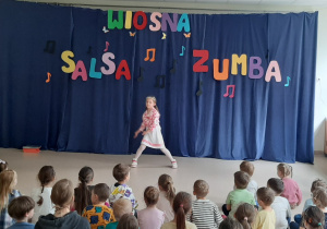 Dziewczynka prezentuje układ taneczny