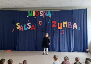 Dziewczynka prezentuje układ taneczny do piosenki