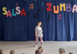 Dziewczynka tańczy hip - hop