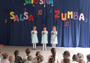 Trzy dziewczynki czekają na występ
