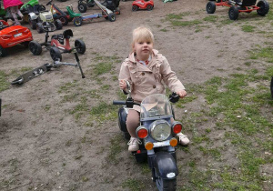 Dziewczynka jedzie mini motocyklem