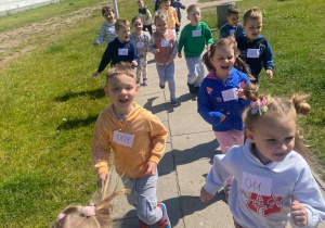 Dzieci biegną po trasie maratonu.