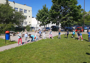 Dzieci rozgrzewają się przed maratonem.