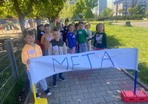 Dzieci dobiegają do mety.
