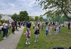 Tańczące dzieci i rodzice.