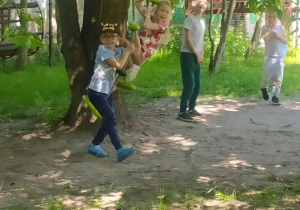 Dzieci bawią się na huśtawce.