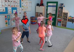 Dzieci tańczą.