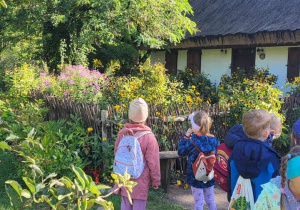 Dzieci oglądają skansen w ogrodzie botanicznym