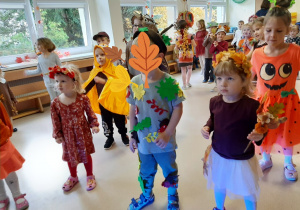 Dzieci bawią się na balu jesieni