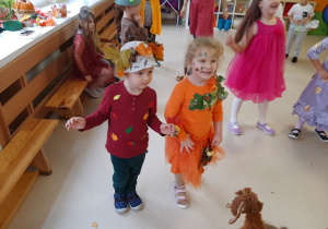 Dzieci biorą udział w zabawie muzycznej