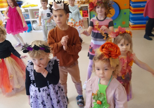 Dzieci odtwarzają układ choreograficzny do zabawy muzyczno - ruchowej