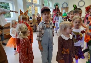 Dzieci przygotowują się do konkursu tańca na Balu Jesieni