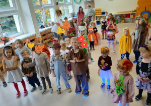 Dzieci przygotowują się do tańca na Balu Jesieni