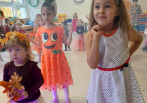 Dziewczynki tańczą na balu jesieni