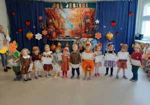 Nowo przyjęte dzieci po pasowaniu na przedszkolaka pozują z dyplomami