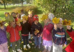 Dzieci pokazują swoje kolorowe liście.