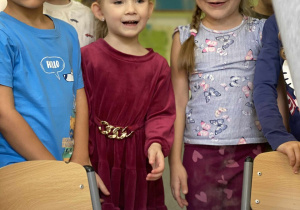 Dzieci obserwują reakcję jak powstała po dodaniu wody