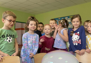 Dzieci obserwują wielką bańkę