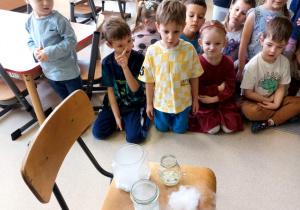 Dzieci słuchają zasad bezpieczeństwa podczas lekcji