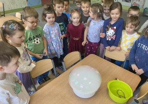 Grupa dzieci bierze udział w eksperymencie