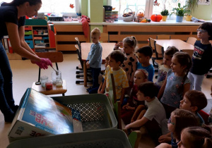 Nauczycielka wykonuje pierwsze doświadczenia.