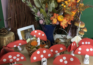 W kąciku przyrody wyeksponowane prace dzieci wykonane z papieru przedstawiające muchomory.