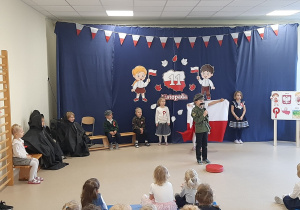 Chłopiec przebrany za Józefa Piłsudskiego recytuje wiersz o Polsce