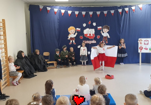 Dzieci przedstawiają inscenizację o Polsce.