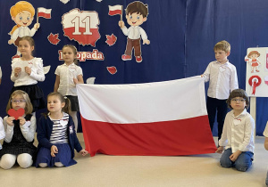Dzieci trzymają flagę Polski