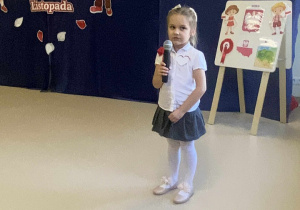 Dziewczynka recytuje wiersz