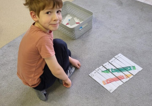 Chłopiec układa puzzle