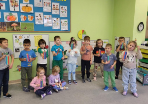 Dzieci prezentują kredki, które wykonały z kartonu