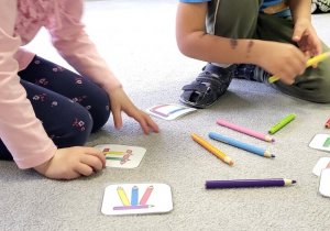 Dzieci układają kredki według instrukcji