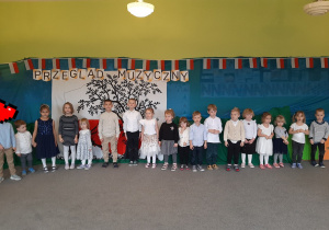 Dzieci ustawione w szeregu czekają na występ