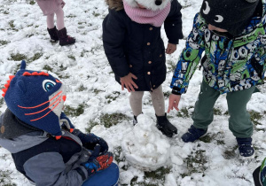 Dzieci lepią bałwana.