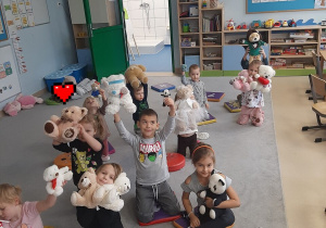Dzieci prezentują swoje pluszaki Misie