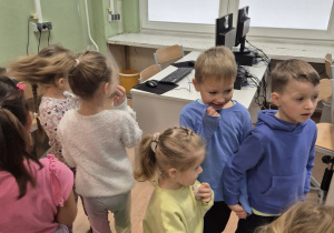 Grupa dzieci ogląda pracownię komputerową