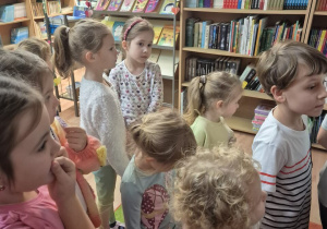 Dzieci zwiedzają bibliotekę szkolną