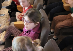 Dzieci siedzą na widowni