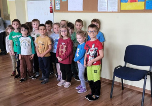 Dzieci stoją w klasie w szkole