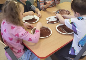 Dzieci malują farbami