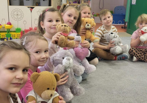 Dzieci prezentują swoje misie