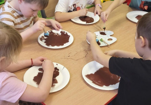 Dzieci robią misia z talerzyka