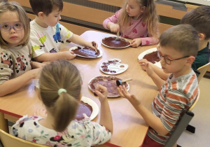 Dzieci wykonują pracę plastyczną