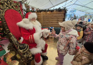Mikołaj rozdaje dzieciom prezenty!