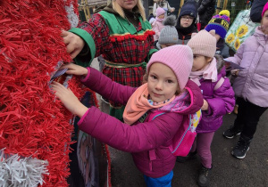 Dzieci wrzucają do skrzynki list do Mikolaja.