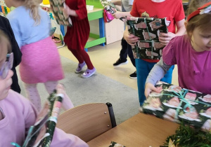 Dzieci otrzymały prezenty świąteczne