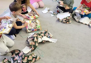 Dzieci rozpakowują prezenty Mikołajkowe