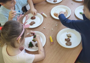 Dzieci dekorują pierniczki